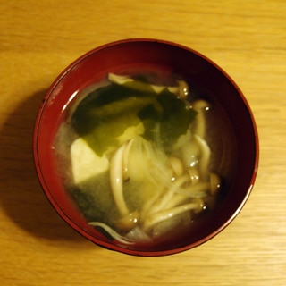 豆腐とわかめとしめじと玉ねぎのお味噌汁